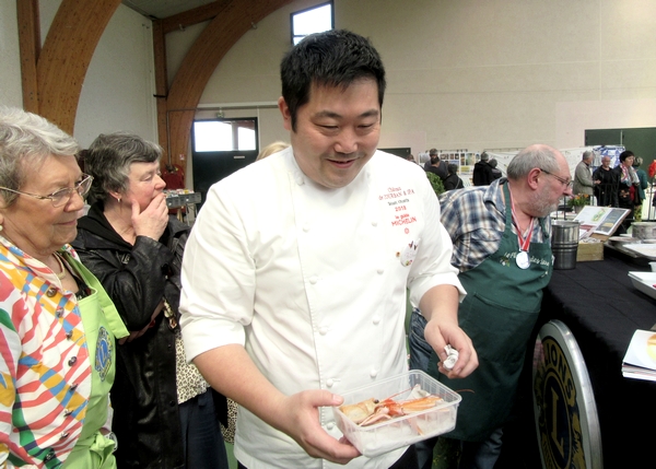 Takashi Kinoshita , chef étoilé du Château de Courban,  a démontré tout  son talent au salon "Art et Saveurs" organisé par le Lions Club