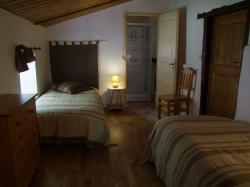 Chambre 2 lits - vue de la chambre double (sdb au fond)