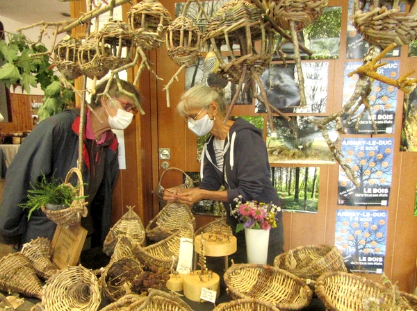 Une belle exposition sur "le bois dans tous ses états" à Aignay le Duc, a eu beaucoup de succès ...