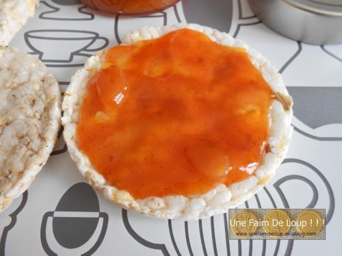 Confiture abricot à la vanille et amandes effilées