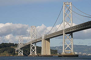 800px-Bay Bridge okland-