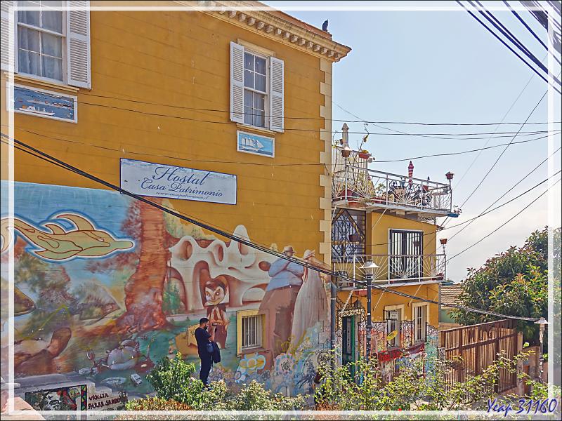 20/03/2022 suite : rues en pente, graffiti, architecture, fils électriques ....  - Valparaiso - Chili