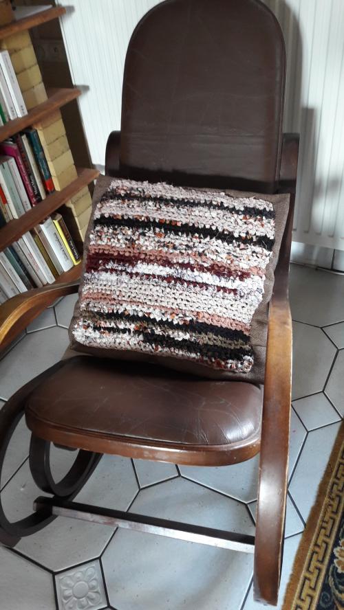 Une housse de coussin aux couleurs boisées