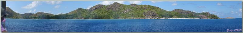 Panorama sur l'île Curieuse vu du Bellot et la plage où nous allons débarquer - Seychelles