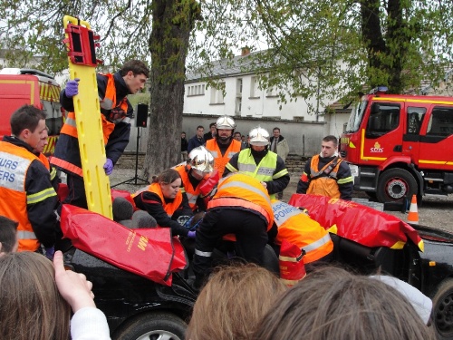 Démonstrations des Sapeurs-Pompiers Châtillonnais en direction des élèves du Collège Fontaine des Ducs de Châtillon sur Seine...