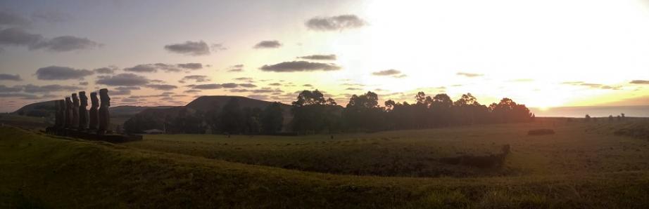 les 7 moais de l'ahu akivi tournés vers la mer