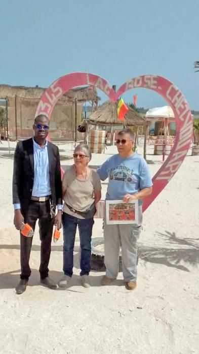 Débarquement, photos souvenir, puis direction "le village" pour faire les boutiques "attrape-touristes" et prendre une collation - Lac Rose (Lac Retba) - Sénégal