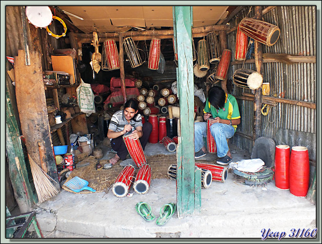 Blog de images-du-pays-des-ours : Images du Pays des Ours (et d'ailleurs ...), Entre Katmandou et Pokhara: atelier de fabrication de tambours - Népal