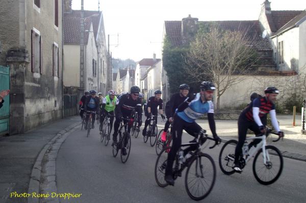 Une nouvelle fois la course cyclotouriste Londres Cannes s'est arrêtée à Vanvey...