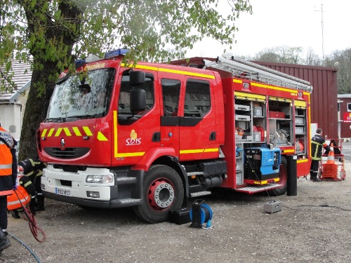 Démonstrations des Sapeurs-Pompiers Châtillonnais en direction des élèves du Collège Fontaine des Ducs de Châtillon sur Seine...