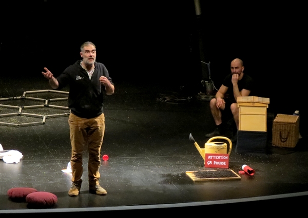 " Födösokande bi (alive)" au théâtre Gaston Bernard de Châtillon sur Seine nous a alertés sur le devenir des abeilles......