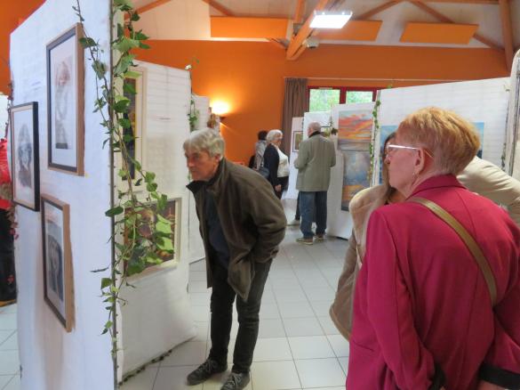 Au Salon d'Automne de Chamesson en 2024, 35 peintres ont présenté 165 tableaux, tous plus beaux les uns que les autres !