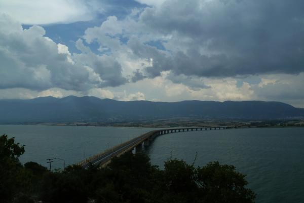 Le lac Polyphytos un peu avant l'orage * Η λίμνη του Πολυφύτου