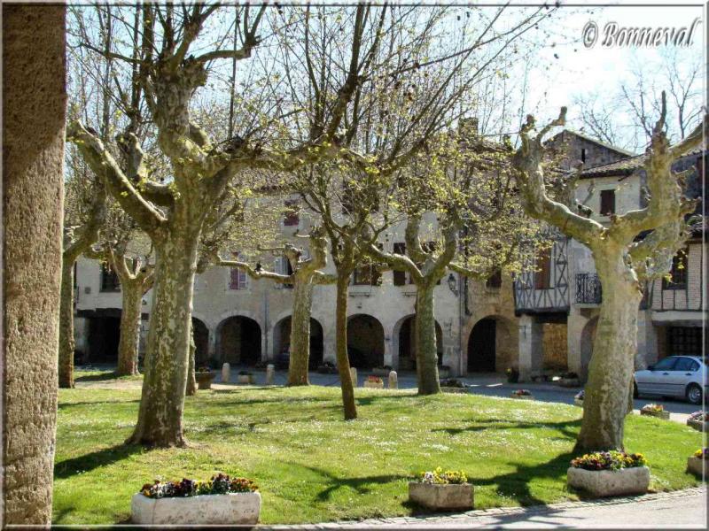 Fourcès bastide Gers la place ronde et les couverts