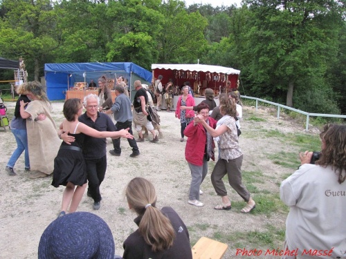 Fête médiévale autour du  château de Rochefort, à Asnières en Montagne...
