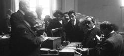 Procès Landru  1921 les journalistes examinent les boites contenant les ossements (cliquer pour agrandir la photo)