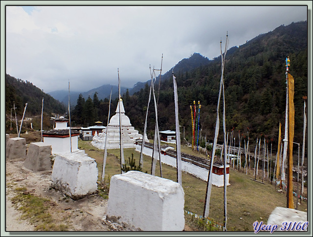 Blog de images-du-pays-des-ours : Images du Pays des Ours (et d'ailleurs ...), Chendebji Chorten vu de voiture - District de Trongsa - Bhoutan
