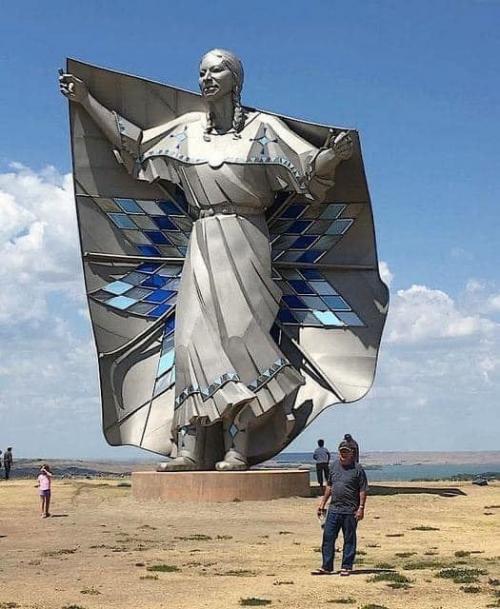 Statue ''Dignité'' (2014) pour honorer les femmes de la nation sioux - Artiste Dale Lamphere Dakota du Sud.jpg (Mosaïques)