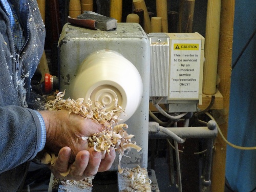 Dans l'atelier de Jean Glace, tourneur sur bois à Laignes...