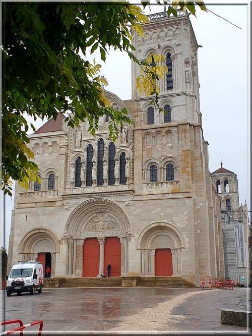 1034 - Vézelay sous la pluie,  dans l’Yonne (89)  Suite Art.1033