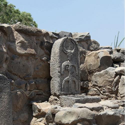 Un guerrier Atlante avec casque à corne taillé dans la roche en Israël (Bethsaïda).jpg