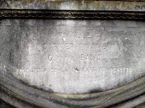 Gustave Baivy, buste devant les écoles