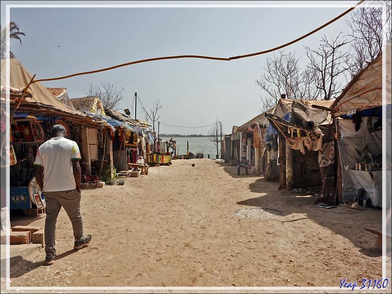 Débarquement, photos souvenir, puis direction "le village" pour faire les boutiques "attrape-touristes" et prendre une collation - Lac Rose (Lac Retba) - Sénégal