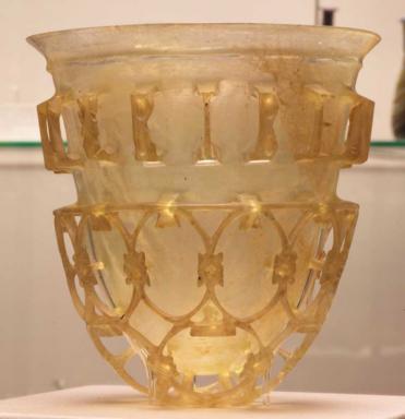 Un vase en verre exceptionnel découvert à Autun