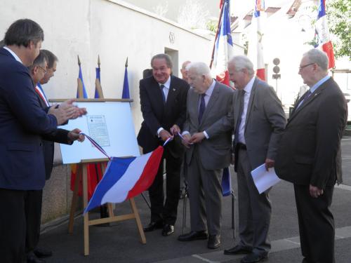 * La ville de Rueil à procédé au dévoilement d’une plaque souvenirs, place Bir Hakeim