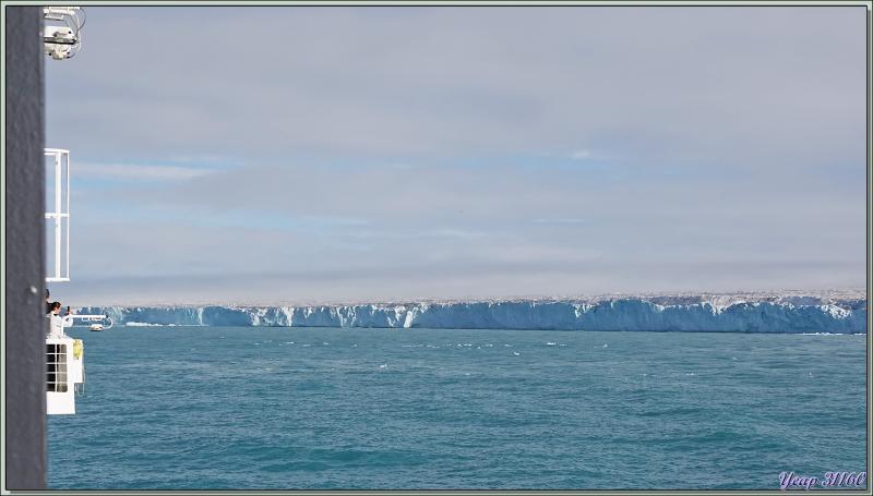 12/07/2024 : navigation le long du spectaculaire glacier Bråsvell (Bråsvellbreen) - Calotte glacière Austfonna - Nordaustlandet Island - Svalbard - Norvège