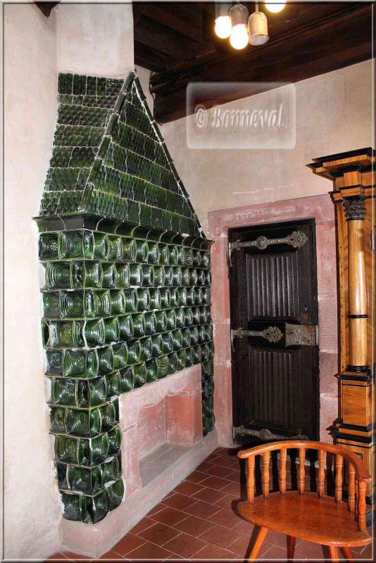 Haut Koenigsbourg Les Appartements confortables pièce poêle vert