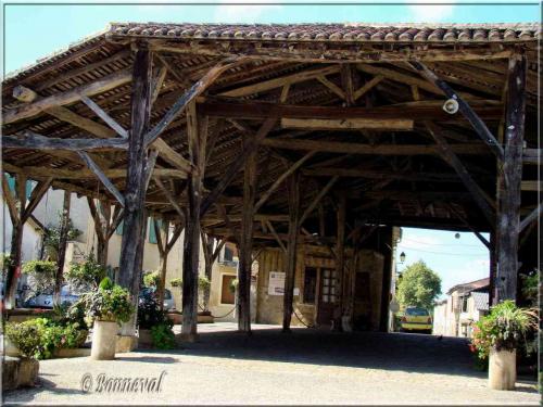 Bassoues Gers bastide Midi-Pyrénées la halle du 16ème siècle