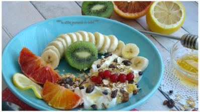 FROMAGE BLANC,ORANGE SANGUINE, BANANE,KIWI,GROSEILLE , MUESLI ET MIEL