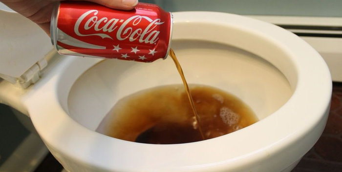 Comment récurer ses toilettes avec du Coca - La Pensine mutine