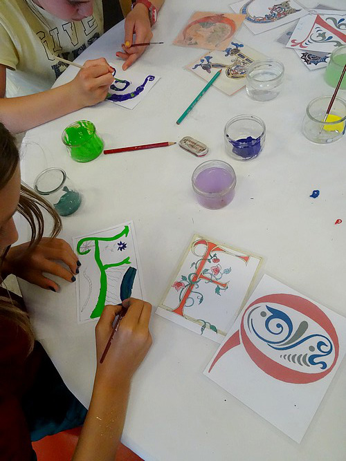 Une initiation à la calligraphie pour les enfants à la médiathèque de Laignes