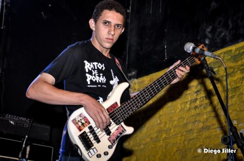 Bassist Júnior during a concert of the band