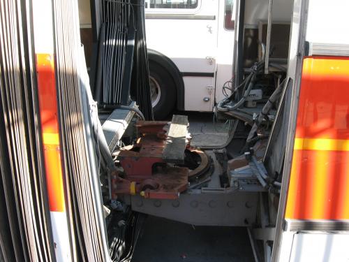 Bus articulé - Mécanisme d'articulation.jpg