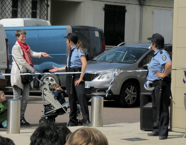 "Las Polis", un spectacle burlesque a été offert aux Châtillonnais sur le parvis du TGB !