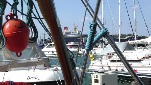 Le balcon posé sur la mer (43-1) à Λέσβος. Le balcon de la fête populaire