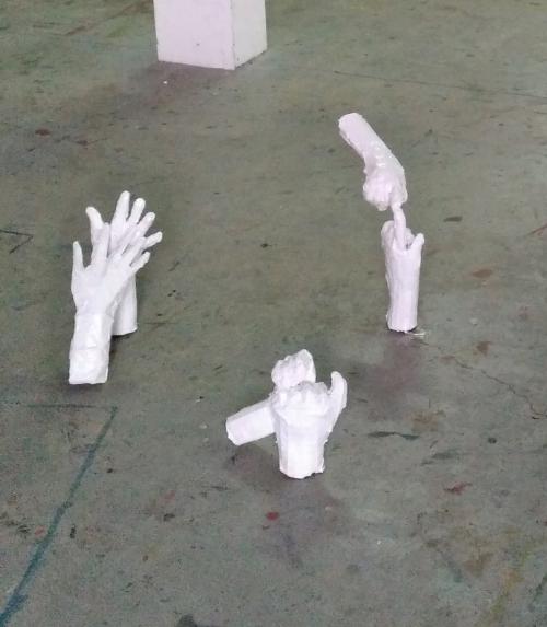 Mains en papier mâché