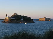 180px-Baie de Morlaix - Ile Louët - château du Taureau-01