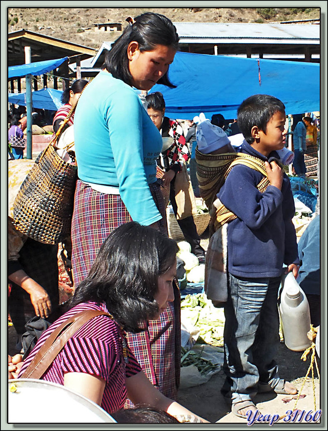 Blog de images-du-pays-des-ours : Images du Pays des Ours (et d'ailleurs ...), Portraits au marché de Punakha: le "petit nounou" et sa maman - Bhoutan