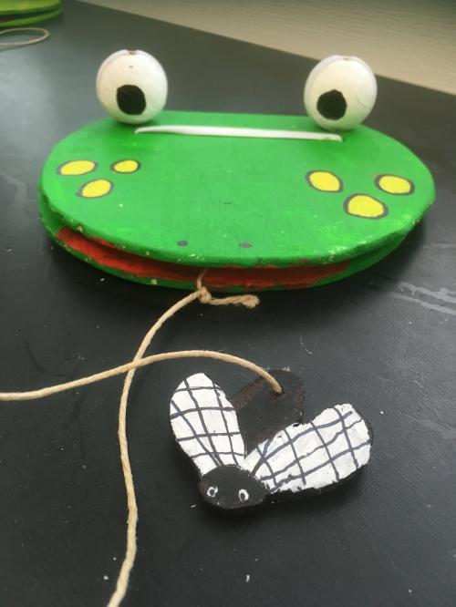 Une grenouille "bilboquet"