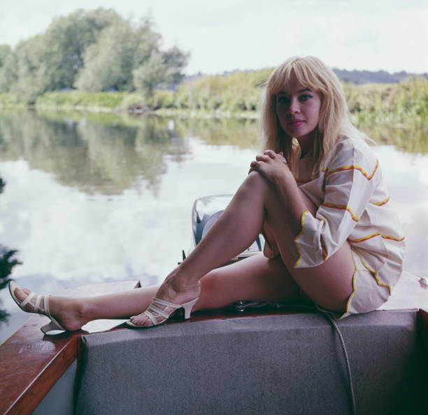 https://media.gettyimages.com/id/1007311156/fr/photo/french-born-american-actress-leslie-caron-pictured-seated-on-a-boat-on-a-river-in-england-in.jpg?s=612x612&w=0&k=20&c=_VwU9LNv5vxL6BXk9PUFLvwPbkFe0884umkbZJBso4U=