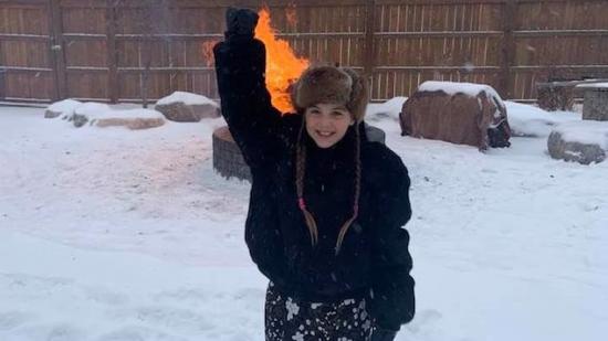 Isabella Kulak dans la neige, le poing levé.