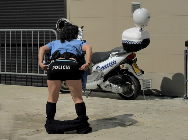 "Las Polis", un spectacle burlesque a été offert aux Châtillonnais sur le parvis du TGB !