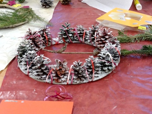 L"atelier de décorations de Noël à la MJC Lucie Aubrac de Châtillon sur Seine...