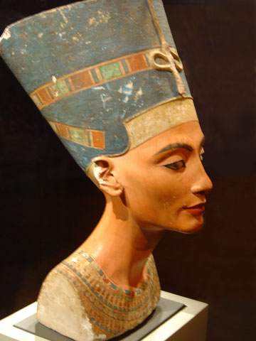NEFERTITI et son mystère