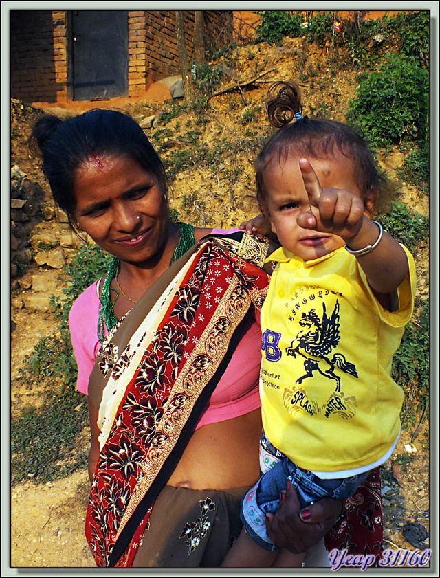Blog de images-du-pays-des-ours : Images du Pays des Ours (et d'ailleurs ...), Dans les rues de Tansen (Palpa): apparemment la petite a du me dire "casse-toi pauv' con!" - Népal