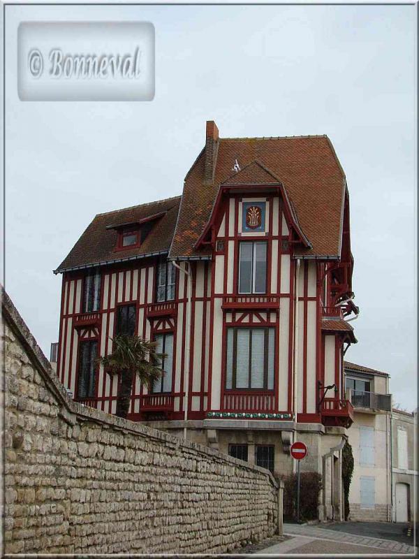 La Rochelle rue des Deux Moulins Maison au *Chat"